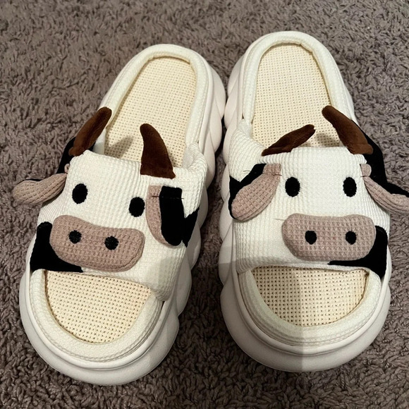 NWT Women’s Cow Slide-On Sandals 9-10 Narrow Fit - Picture 1 of 4